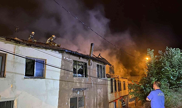 Bursa'da tekstil atölyesinde yangın çıktı: 2 ev kül oldu