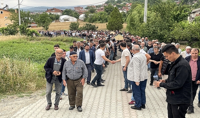 Bursa'da trafik kazasında ölen baba ve iki oğlu defnedildi