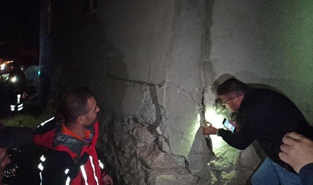 Deprem sonrası evlerde çatlaklar oluştu