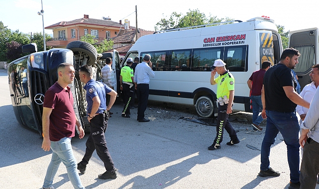 Erzincan'da iki minibüs çarpıştı: 7 yaralı