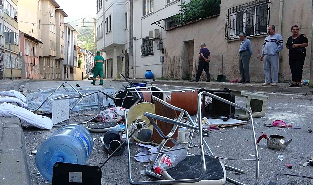 Evdeki her şeyi balkondan böyle attı...Kuzeni gelince ikna oldu