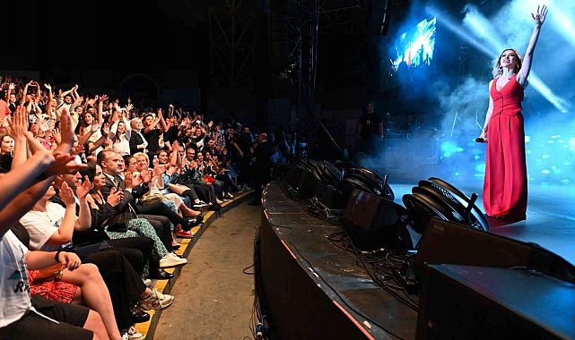 Hadise Bursalıları coşturdu
