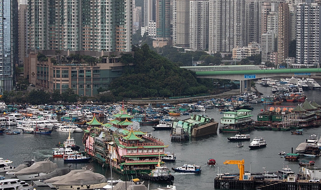 Hong Kong'un simgelerinden yüzen restoran Güney Çin Denizi'nde battı