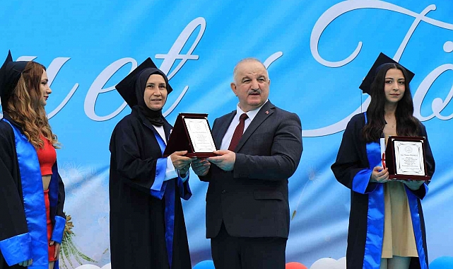 İki çocuğunun mezun olduğu üniversiteyi dereceyle bitirdi