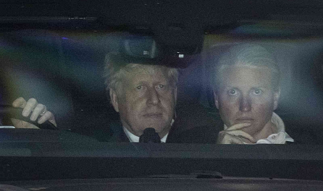 İngiltere Başbakanı Johnson koltuğunu korudu