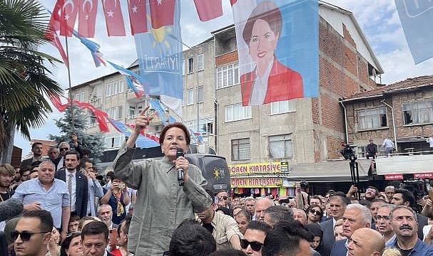İYİ Parti Genel Başkanı Akşener, Sakarya'da esnafı ziyaret etti