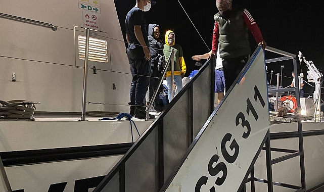 İzmir açıklarında 39 göçmen kurtarıldı, 32 göçmen yakalandı
