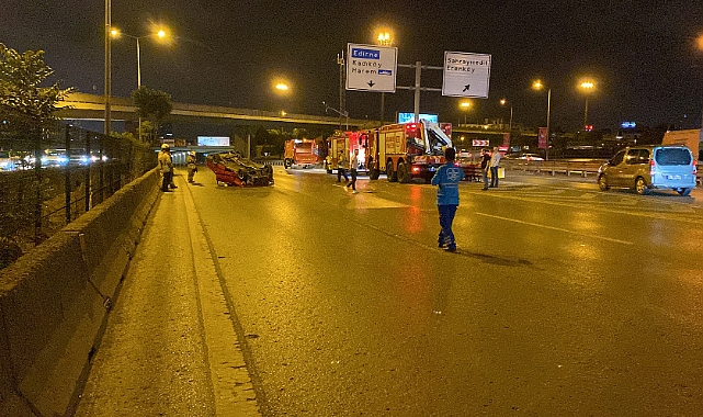 Kadıköy'de otomobil otobüs durağına daldı: 1'i ağır 5 yaralı