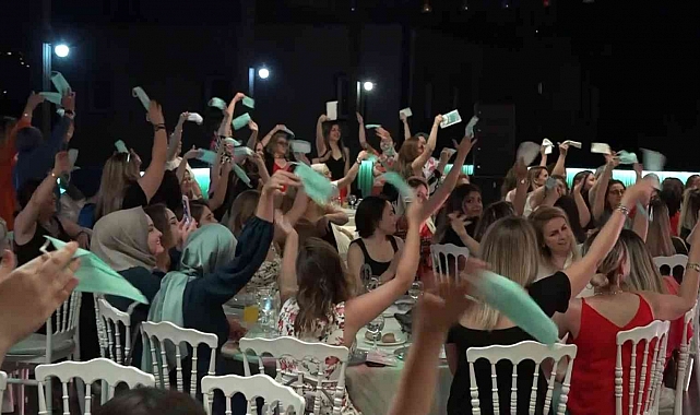 Kadınlar matinede mendil yerine maske salladı