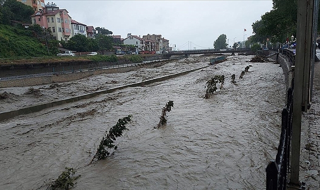Kastamonu'da sağanak nedeniyle taşan çay su baskınlarına neden oldu