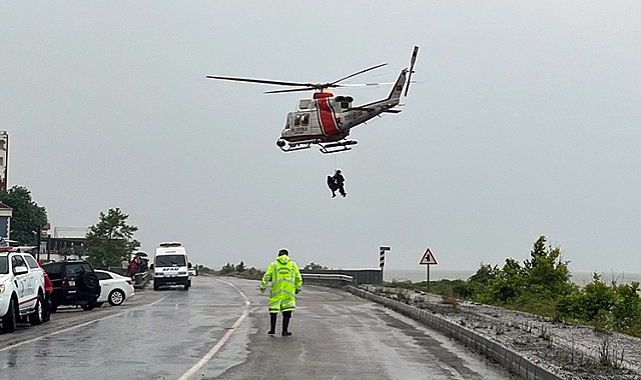 Kastamonu'da su baskını nedeniyle evlerinde mahsur kalanlar helikopterlerle kurtarılıyor