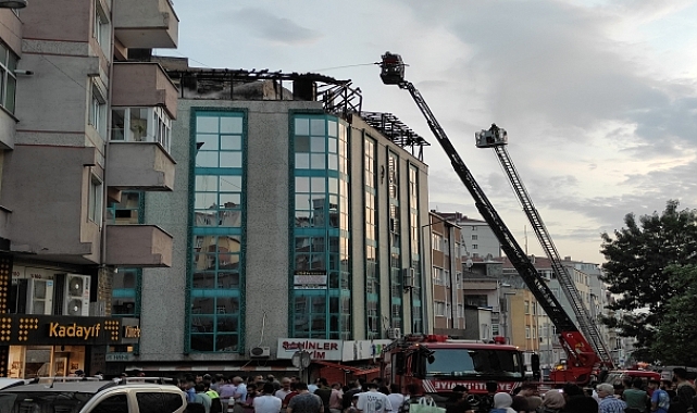 Küçükçekmece'de iş hanında çıkan yangın hasara neden oldu