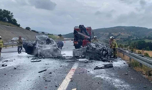 Otobanda 3 aracın karıştığı kazada arabalardan 2'si alev aldı