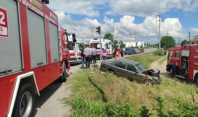 Otomobil, ışıklarda bekleyen 2 araca çarparak araziye düştü: 3 yaralı