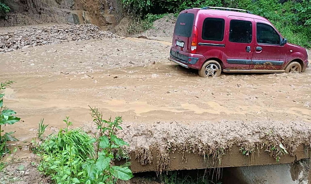 Rize'de sağanak yağış su baskınlarına neden oldu