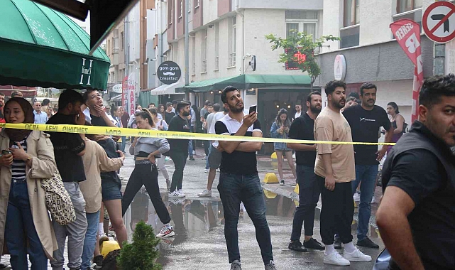Sağanak sonrası apartman çatısına düşen yıldırım yangın çıkardı