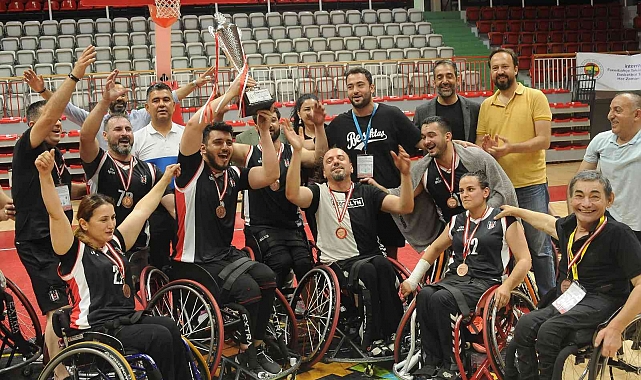 Süper Lig üçüncülük kupasını Beşiktaş kaldırdı