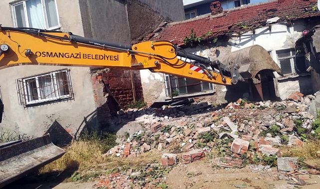 Tehlike arz eden metruk binalar yıkıldı