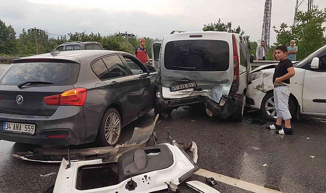 TEM'de 6 aracın karıştığı kazada ortalık savaş alanına döndü: 2'si çocuk 8 yaralı