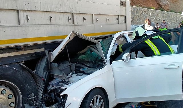 Tıra ok gibi saplanan otomobildeki 2 kişi yaralandı
