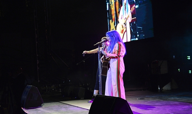 "Uluslararası Bursa Festivali "nde Nil Karaibrahimgil sahne aldı