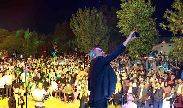 Ünlü sanatçı Sarıkaya, Vanlılara unutulmaz bir gece yaşattı