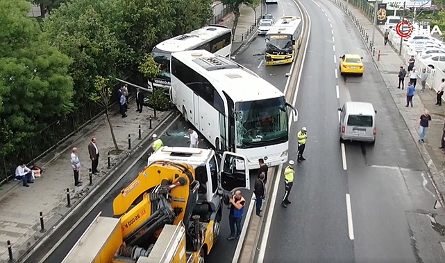 Üsküdar'da İETT otobüsü ile iki tur otobüsü çarpıştı!