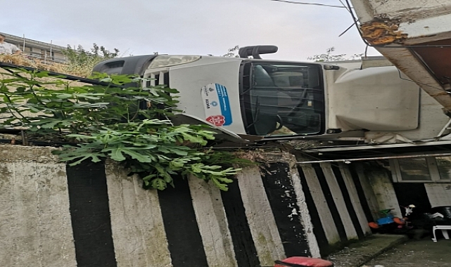 Üsküdar'da kamyonet gecekondunun bahçesine devrildi