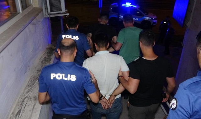 Yaşlı kadının fark ettiği hırsızlar saklandıkları çatıda kıskıvrak yakalandılar