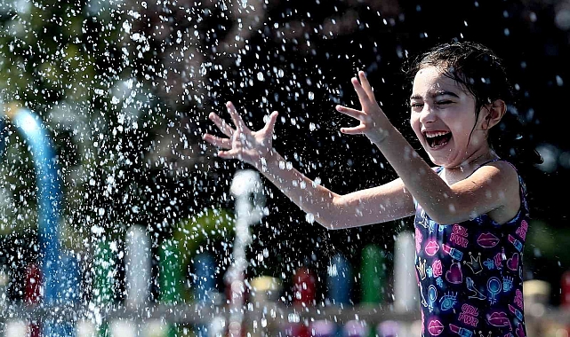 35 derece sıcakta bunalan çocuklar soluğu Su Oyunları Parkında aldı