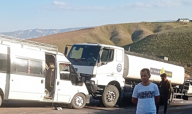 Ankara'da tarım işçilerini taşıyan minibüs su tankeri ile çarpıştı: 8 yaralı