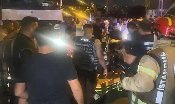 Avcılar'da fabrika yangınının çıktığı caddede trafik akışını sağlayan bekçiye araba çarptı