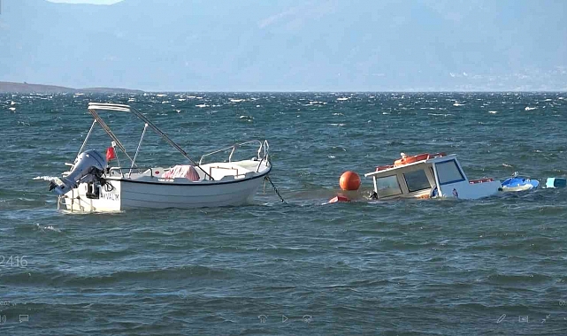 Ayvalık'ta şiddetli rüzgar bazı balıkçı teknelerini batırdı