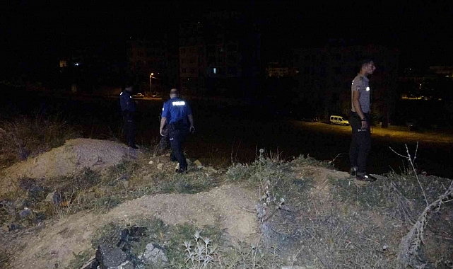 Bıçaklayıp minibüsten attılar