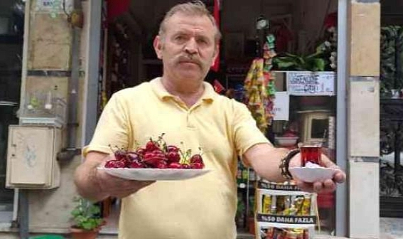 Çay içene ücretsiz kiraz ikram ediyor