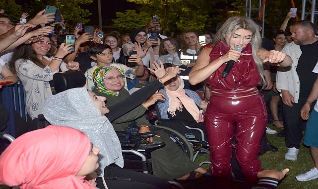 Hande Yener, Karamürsel'de konser verdi