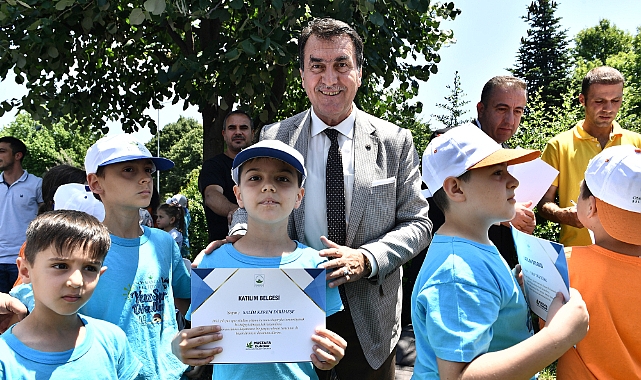 Osmangazili çocuklar yazı yüzerek geçiriyor