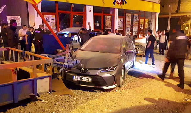 Otomobil markete daldı: 2 yaralı