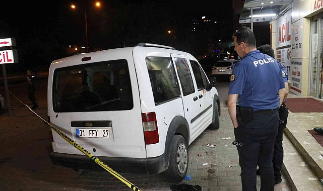 Seyir halindeki araca düzenlenen silahlı saldırıda yolcu konumundaki kişi başından vuruldu