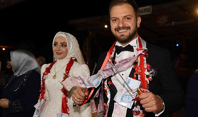 Takı töreninde damada cağ kebap cağı taktılar