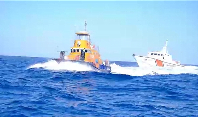 Tekneye taciz girişiminde bulunan Yunan botunu Türk Sahil Güvenlik botu uzaklaştırdı