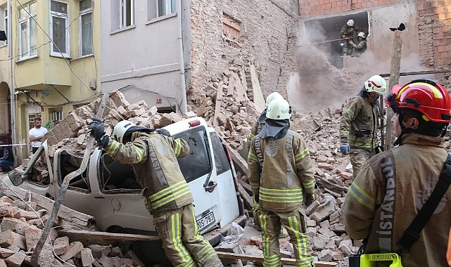 Beyoğlu'nda 4 katlı metruk bina çöktü