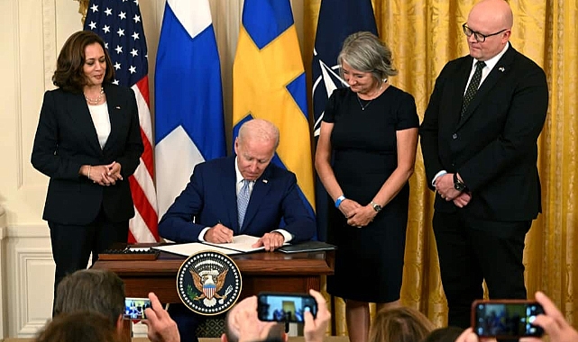 ABD Başkanı Joe Biden, Finlandiya ve İsveç'in NATO'ya katılımını onaylayan belgeleri imzaladı.