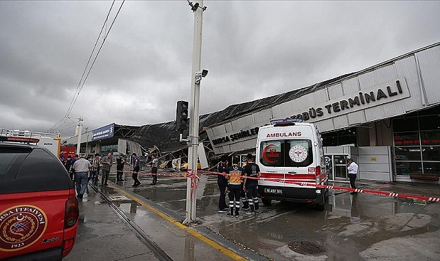 Bursa'da sağanak nedeniyle otobüs terminalinin çatı kısmında çökme meydana geldi