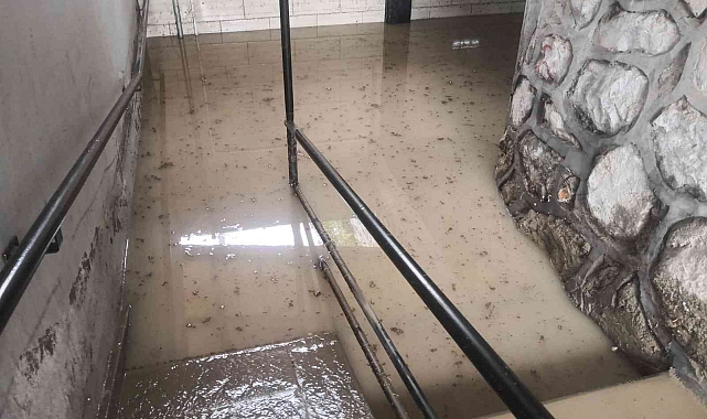Bursa'da altgeçitler suyla doldu, vatandaşlar zor anlar yaşadı