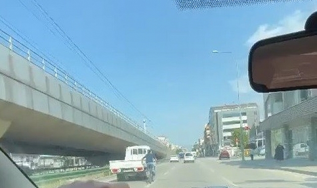Bursa'da bisikletli gencin tehlikeli yolculuğu kameralarda