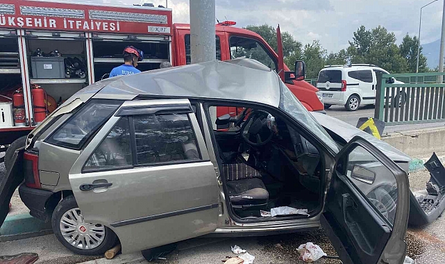Bursa'da otomobil yön levhasına çarptı, hurdaya döndü: 1 ağır yaralı