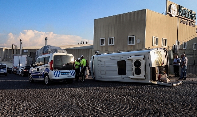 Bursa'da servis aracının devrilmesi sonucu 8 kişi yaralandı