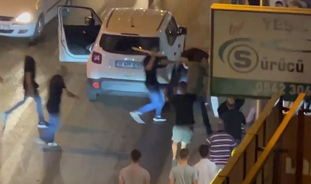 Cadde ortasında akrabalarına kurşun yağdırdı