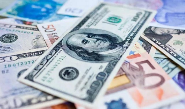 Dolar bir kez daha Euro'nun üzerine çıktı